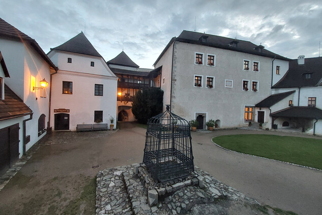 Státní hrad Nové Hrady, podvečer na hradním nádvoří, správa hradu, léto 2025