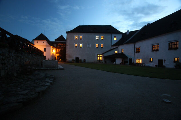 Státní hrad Nové Hrady, podvečer na hradním nádvoří, správa hradu, léto 2025