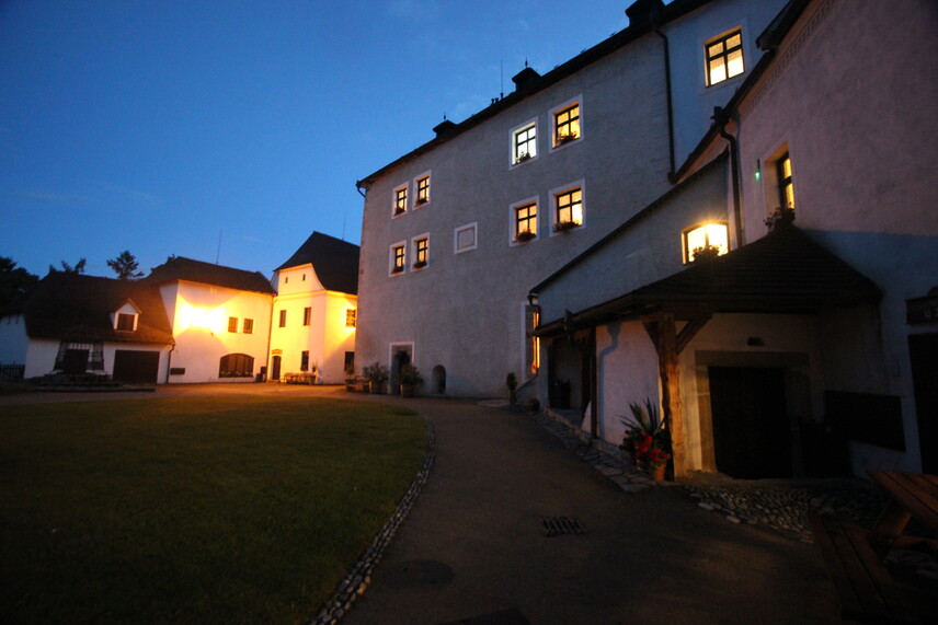 Státní hrad Nové Hrady, podvečer na hradním nádvoří, správa hradu, léto 2025